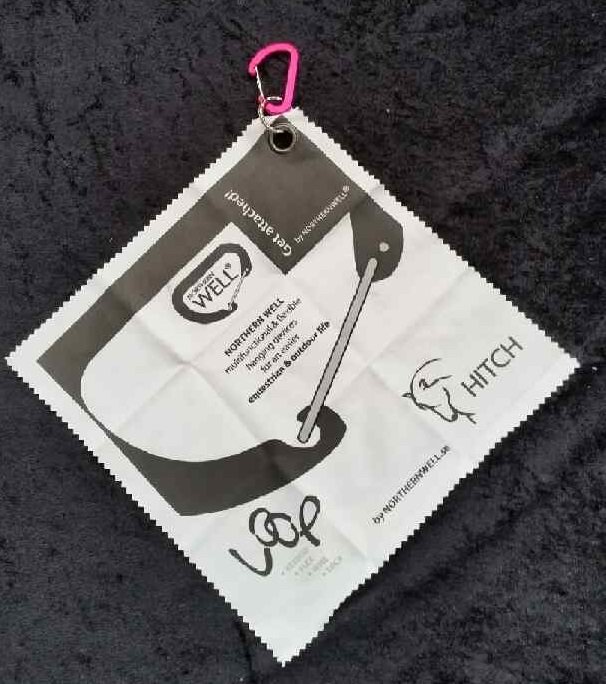 Cleaning cloth with key carabiner pink